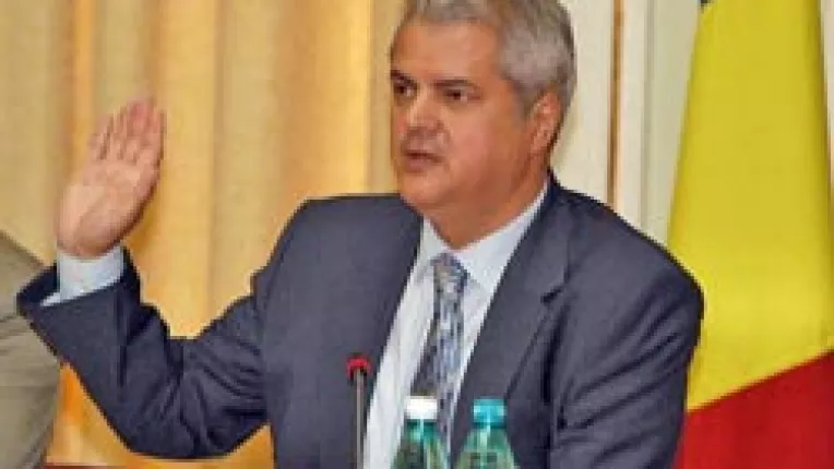 Adrian Nastase, pus in situatia de a-si aproba singur perchezitia imobilelor