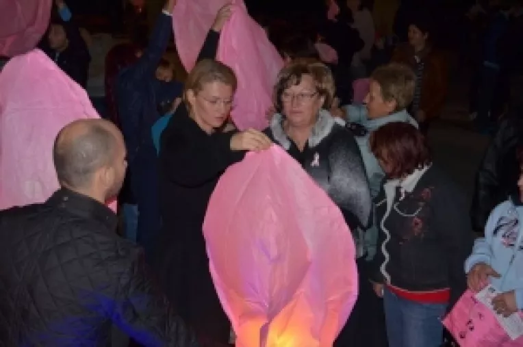 Alina Gorghiu a lansat, la Vaslui, lampioane roz in semn de solidaritate cu romancele diagnosticate cu cancer de san
