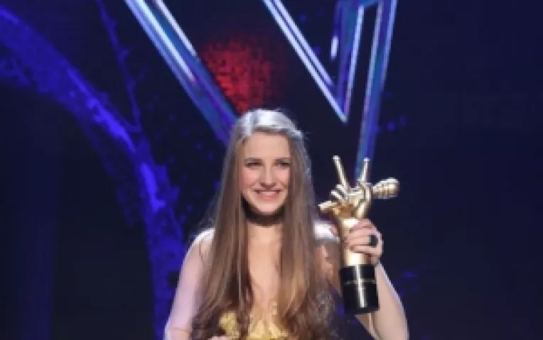 Ana Munteanu, castigatoarea sezonului 7 Vocea Romaniei, va folosi marele premiu de 100.000 de euro pentru a-si ajuta familia sa se mute din Chisinau la Bucuresti