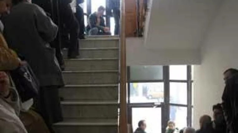 Angajatii electronici vin cu batai de cap. Cozile acapareaza institutiile statului