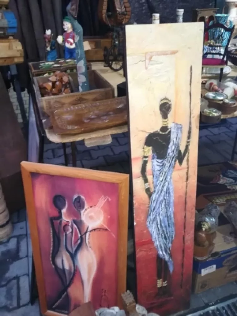 Anticarii Leu Caius si Petronela din Timisoara, cu antichitati superbe, la targul din curtea MTR