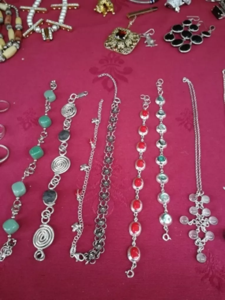 Bijuterii din argint si pietre semipretioase, la standul Claudiei Bureata din Piata Amzei