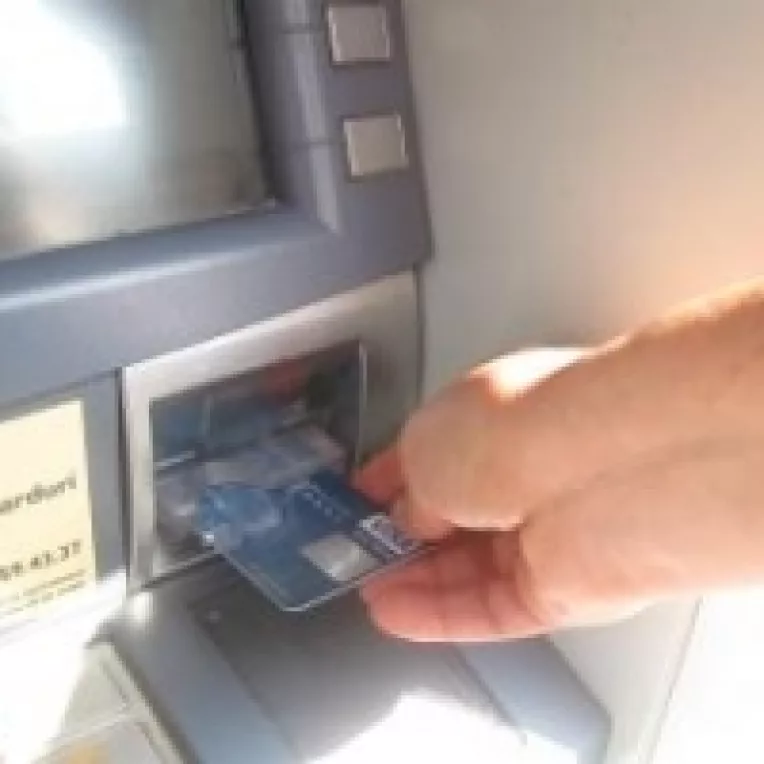 Cardul de credit, pe timp de criza