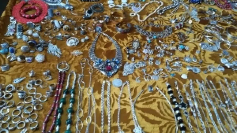 Claudia Bureata: "Bijuterii din argint si ceasuri si tablouri vechi, la standul meu, la targul traditional din Piata Amzei!"