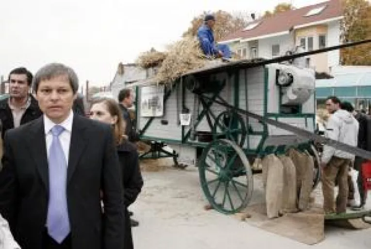 Comisarul european Dacian Ciolos: Fermele mari pot pierde milioane de euro