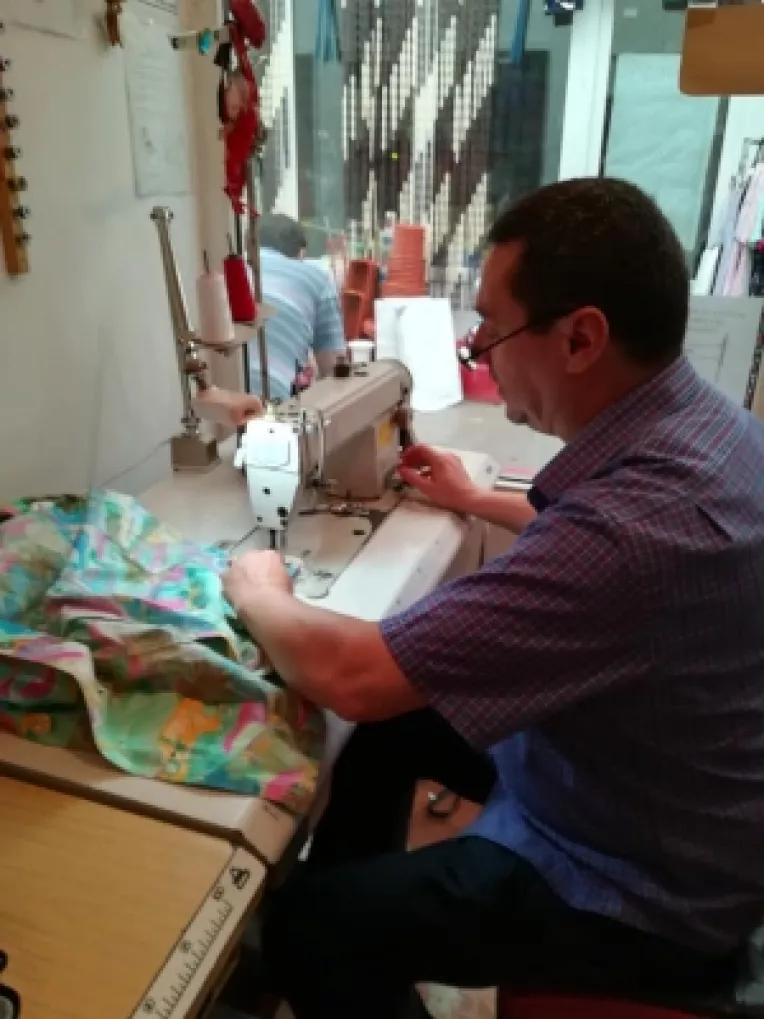 Croitorul Virgil Ion din atelierul din Piata Matache mosteneste pasiunea pentru croitorie de la unchii sai