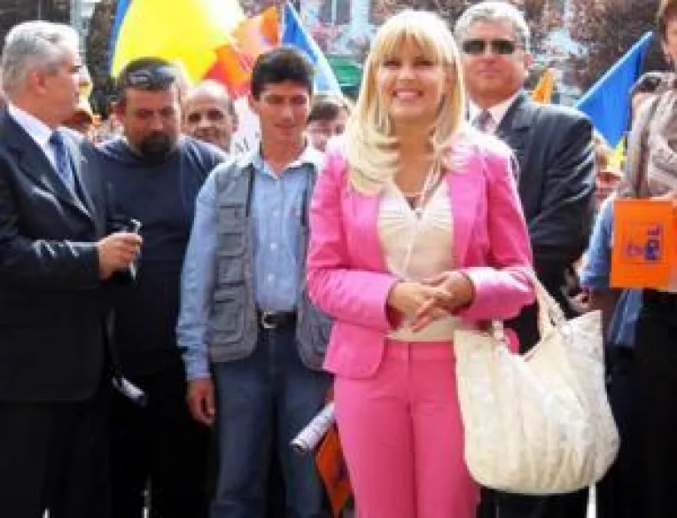 Elena Udrea: Salariul pe o luna de ministru = o geanta Chanel. Banii de deputat = o geanta Louis Vuiton