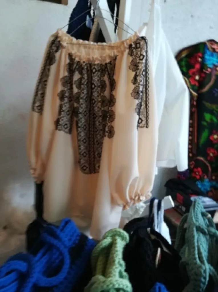 Gabriela Maltezeanu de la Podoabe Mestesugaresti: Ii facute de mama mea, Maria, perne crosetate de mine si brose