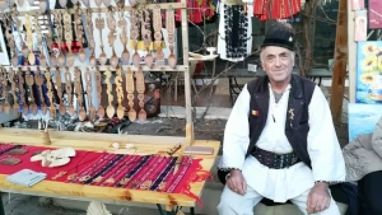 Ion Rodos din Nucsoara, Arges sculpteaza in lemn linguri ce poveste, la targul Piata Taraneasca de la Muzeul Taranului Roman