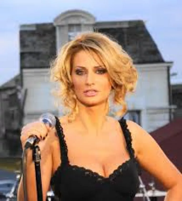 Julia Jianu i-a innebunit pe greci!