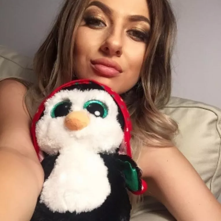 Lidia Buble, iubita lui Razvan Simion, s-a pozat cu un nepotel, pe Facebook