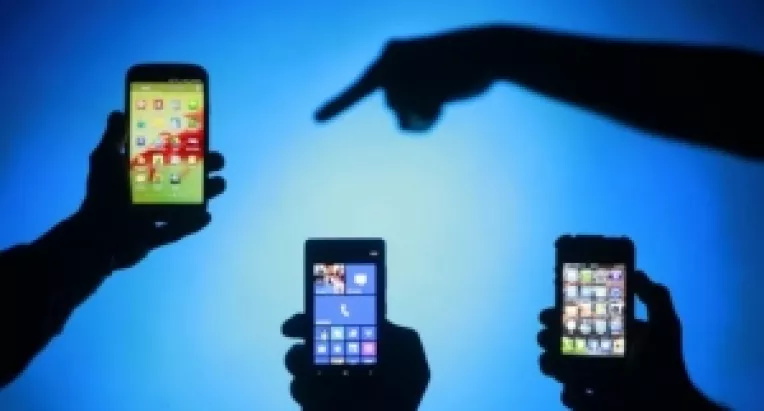 Lumina albastra emisa de telefonul mobil afecteaza vederea si duce la probleme de sanatate mentala 