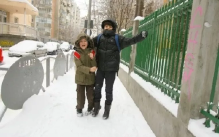 Luni, 27 ianuartie 2014, scolile ar putea fi inchise din cauza zapezii si a viscolului 