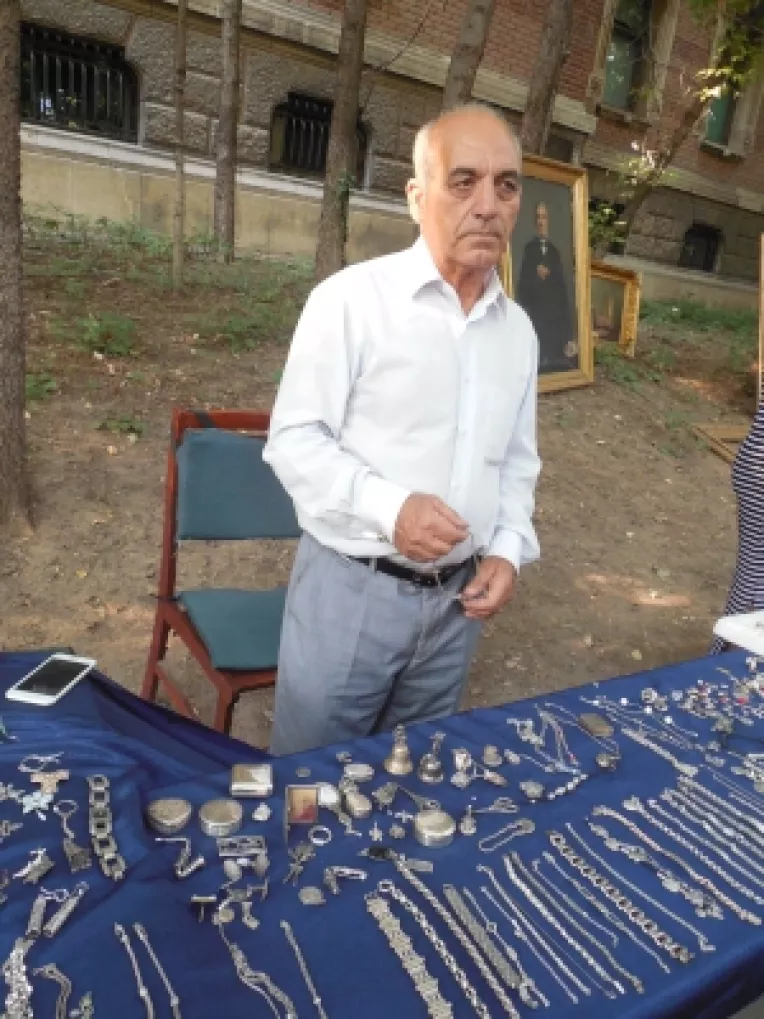 Marin Buzescu: "Am patru copii care imi mostenesc pasiunea pentru obiectele vechi!"