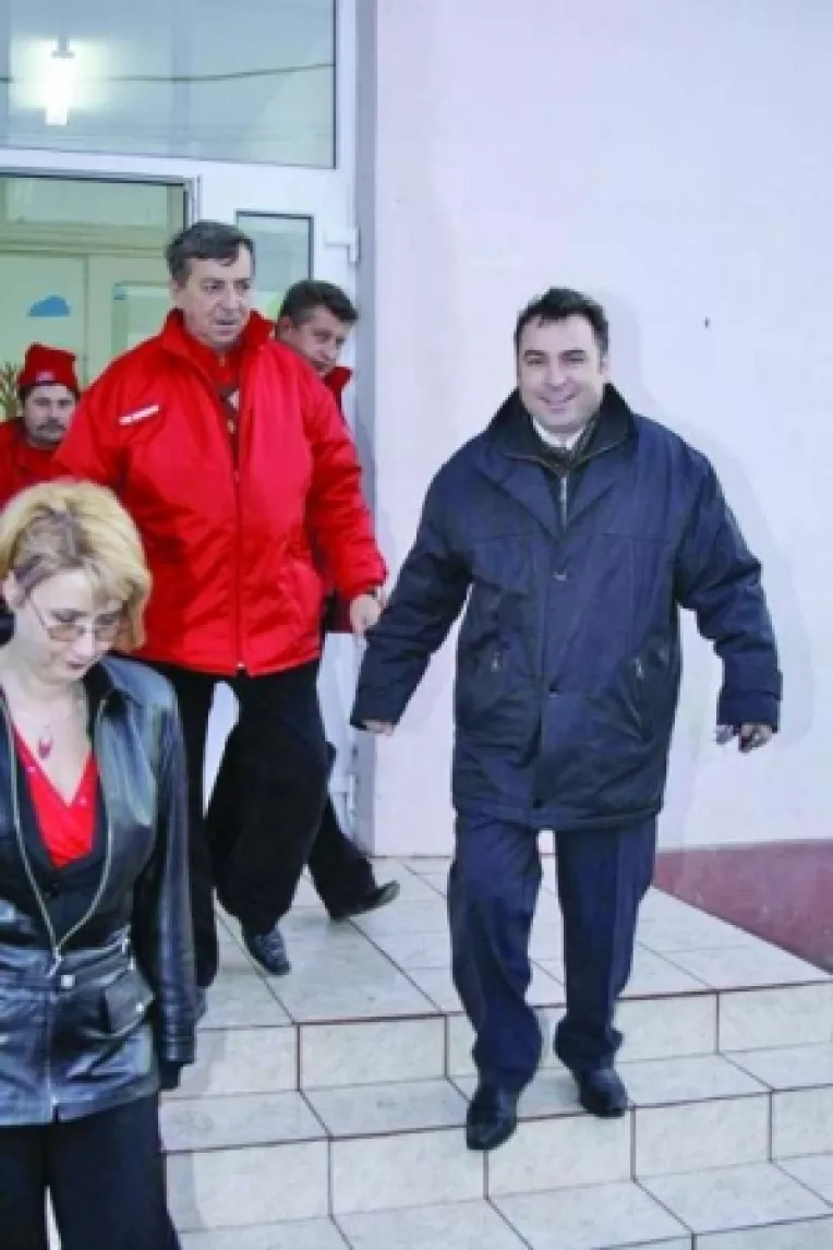 Matei da afara functionarii care n-au fata comerciala