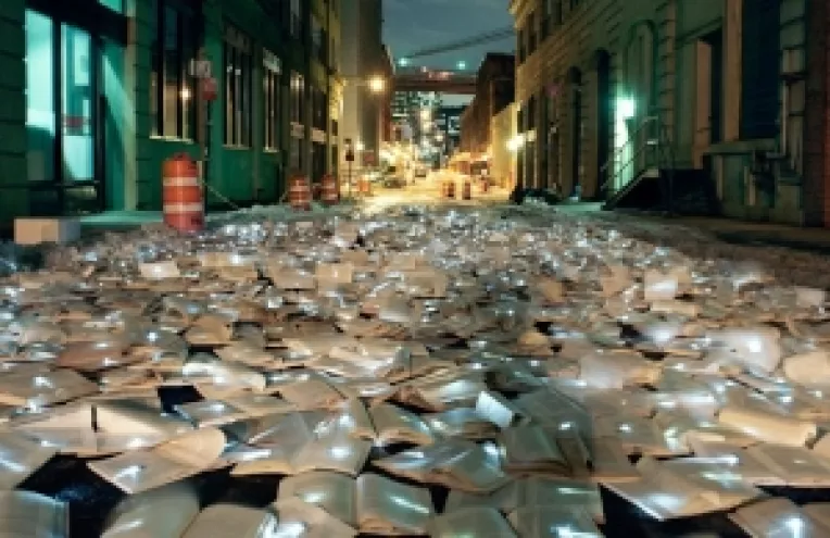 Noaptea Cartilor Deschise in Centrul Vechi al Bucurestiului: Trecatorii primesc in dar 3.000 de carti 