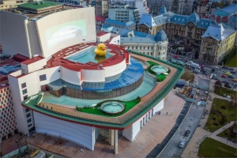 O ratusca imensa de cauciuc pe acoperisul TNB