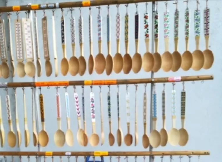 Obiecte pictate manual cu motive traditionale romanesti, la standul lui Angel de Romania