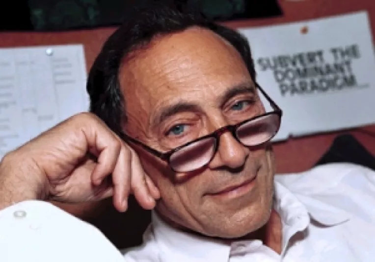 Opiniile profesorului de psihiatrie John E Mack despre rapirile OZN si legatura acestora cu experientele spirituale