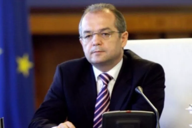 Premierul Boc este realist: Nu vor fi mariri de salarii si pensii, ci usoare recuperari din taierile anterioare