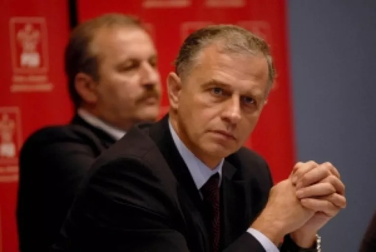 Presedintele PSd da semne de apropiere de Basescu
Geoana, din nou in disputa cu Iliescu