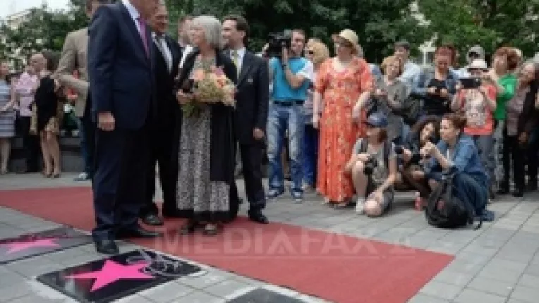 Primarul general Sorin Oprescu i-a omagiat cu stele pe Aleea Celebritatilor pe actorii Valeria Seciu, Ion Besoiu si Rodica Mandache