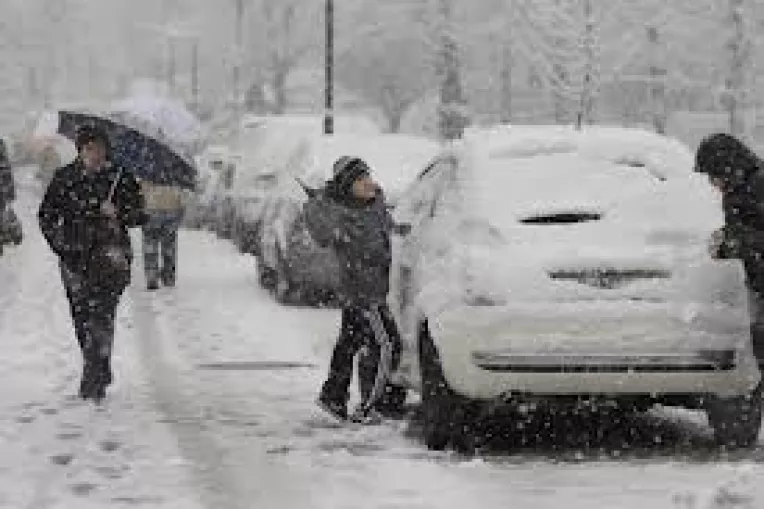 Prognoza meteo pentru 8 februarie: Ploaie sau ninsoare si intensificari ale vantului, intre orele 2.00 - 16.00, in aproape toata tara
