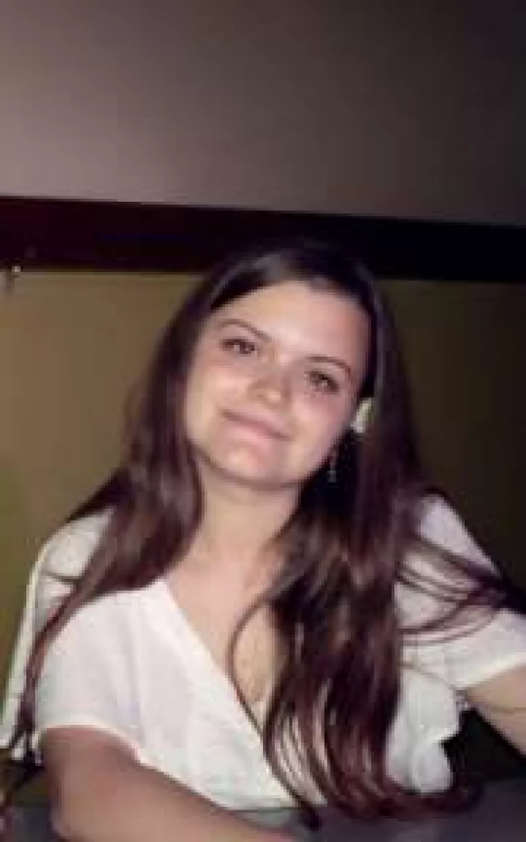 Raluca Neagu si singura ei arma : poezia