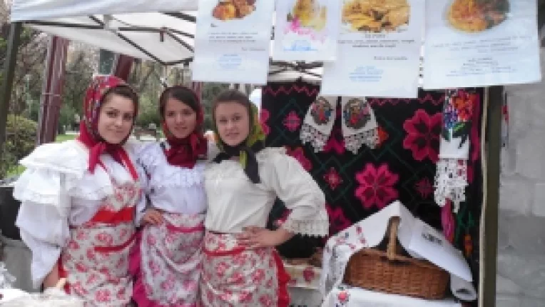 Sarmale de la Botiza, Maramures, la targul Traditii si flori de sarbatori, in Parcul Cismigiu