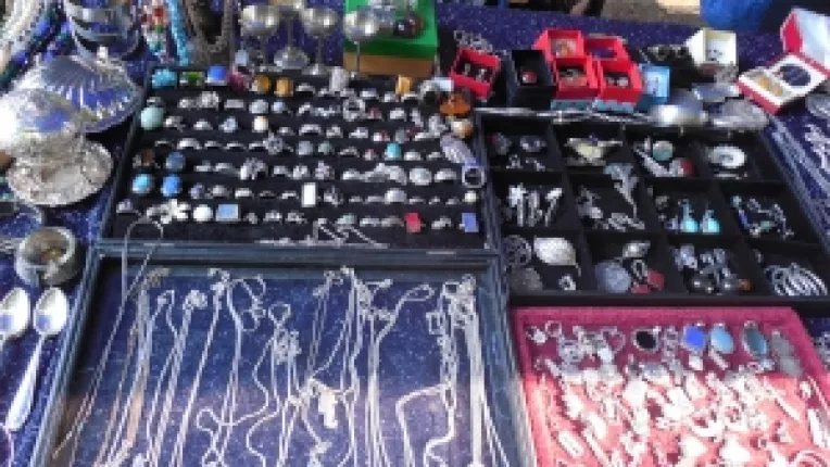 Stand cu bijuterii din argint, de firma si industrial, la targul colectionarilor