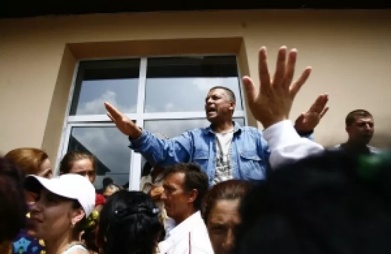 Stefanesti: Sase persoane cu date de identitate false, trei au votat fara drept, alta, de doua ori