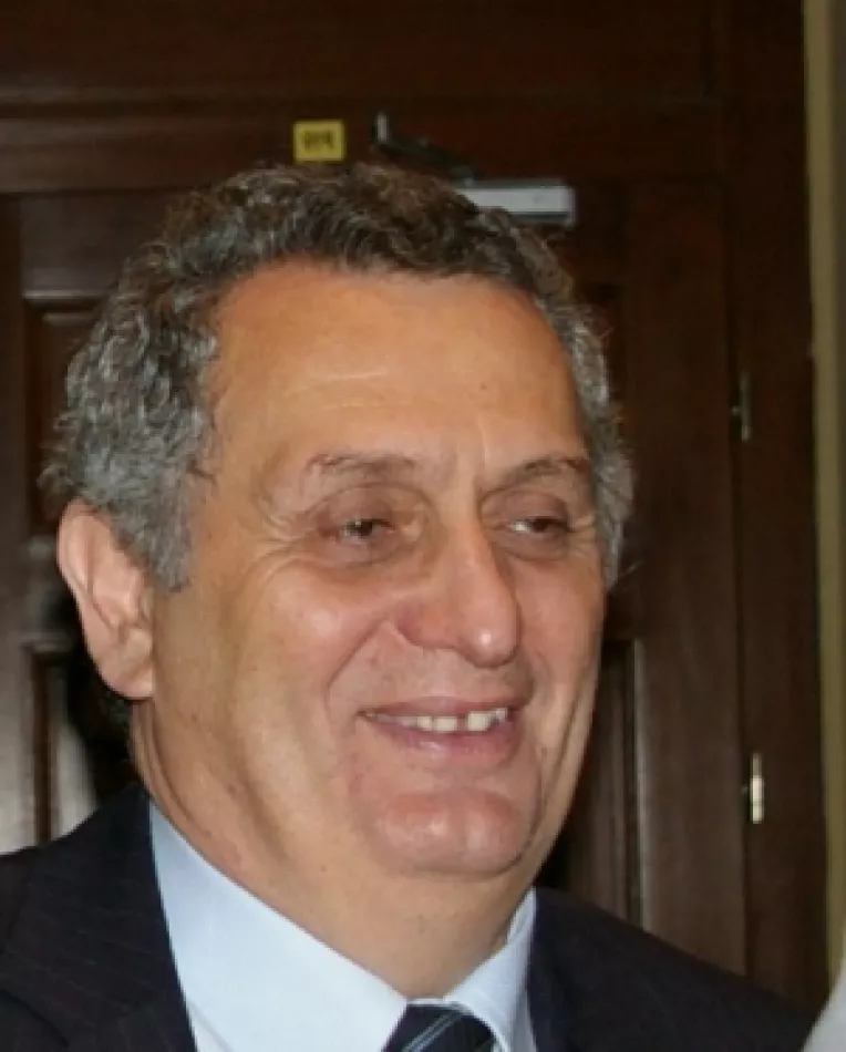 Un deputat isi ameninta colegii-strigoi din Parlament cu usturoi