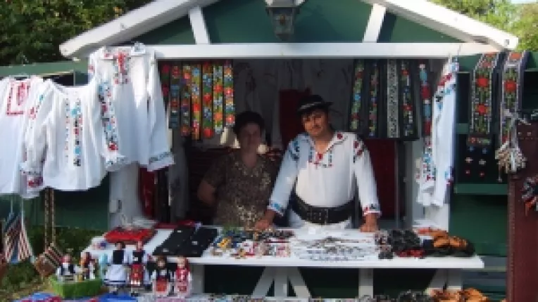 Victorita Colta, din Bistrita-Nasaud: "Modelele de ii si chimire pe care le facem sunt traditionale romanesti!"